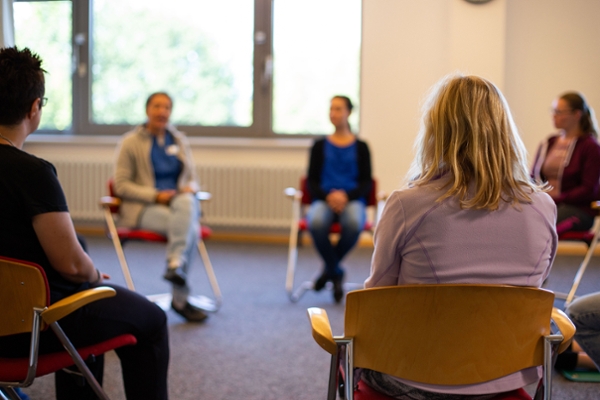 Stuhlkreis mit Rehabilitanden in einer Gruppentherapie  Stuhlkreis mit Rehabilitanden in einer Gruppentherapie