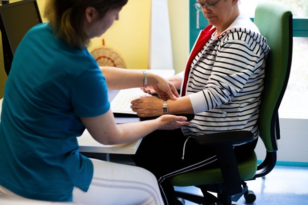 Zwei Frauen am PC Arbeitsplatz Zwei Frauen am PC Arbeitsplatz