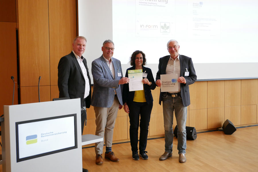 Übergabe des DGE-Zertifikats Übergabe des DGE-Zertifikats